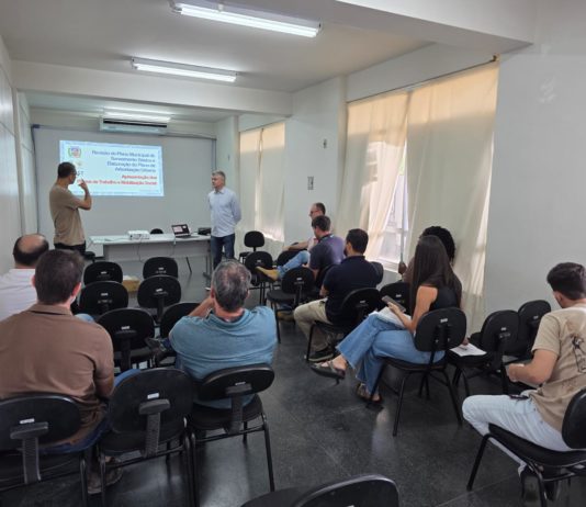 Prefeitura de Nova Venécia apresenta revisão do Plano Municipal de Saneamento e Plano de Arborização Urbana