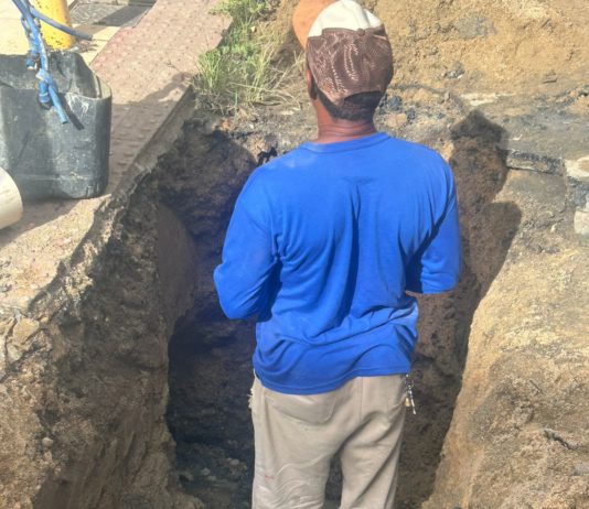 Secretaria Municipal de Obras realiza reparo em manilhas na Rua Colatina